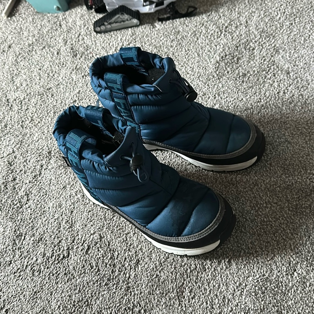 Boots size 3 north face snow boots